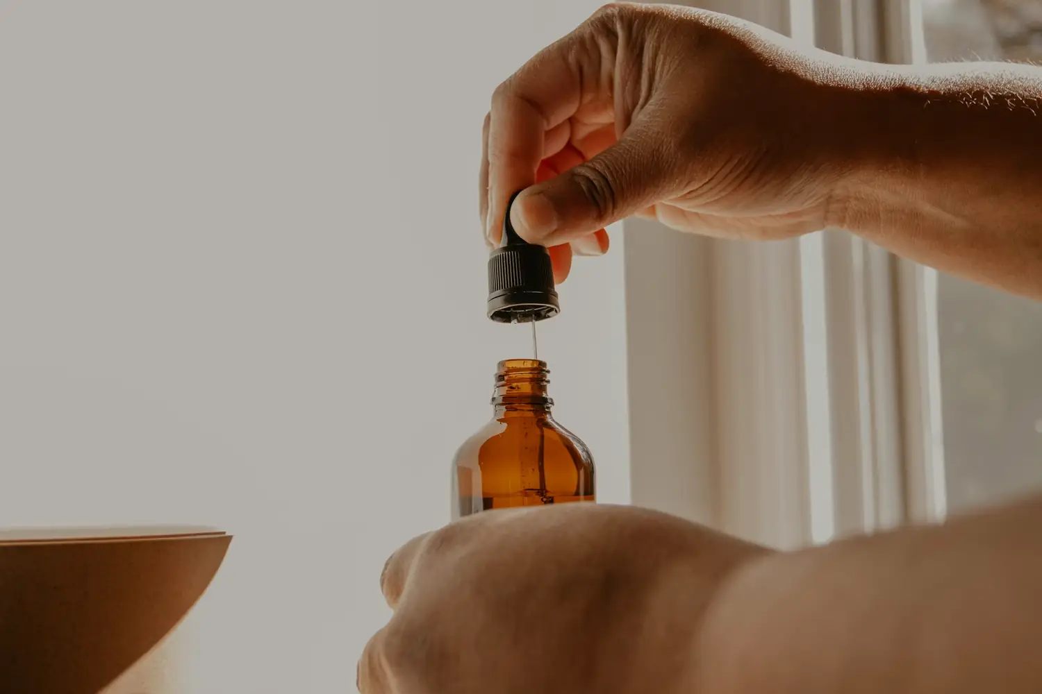 Une goutte d'essence déposée à la pipette